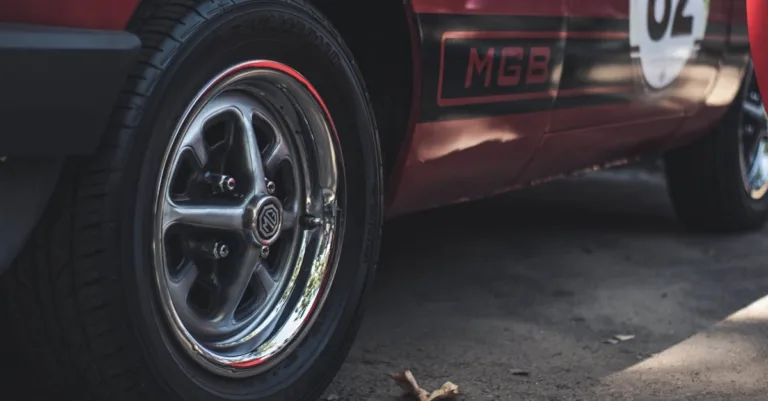 service professionnel de sablage automobile pour restaurer et préparer la surface de votre voiture, éliminant la peinture, la rouille et les impuretés.