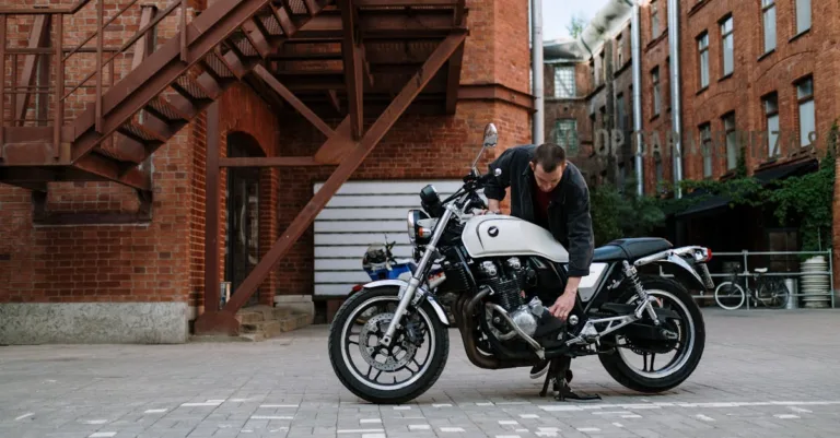 découvrez les erreurs courantes des débutants en moto et apprenez à les éviter pour une conduite plus sûre et agréable.