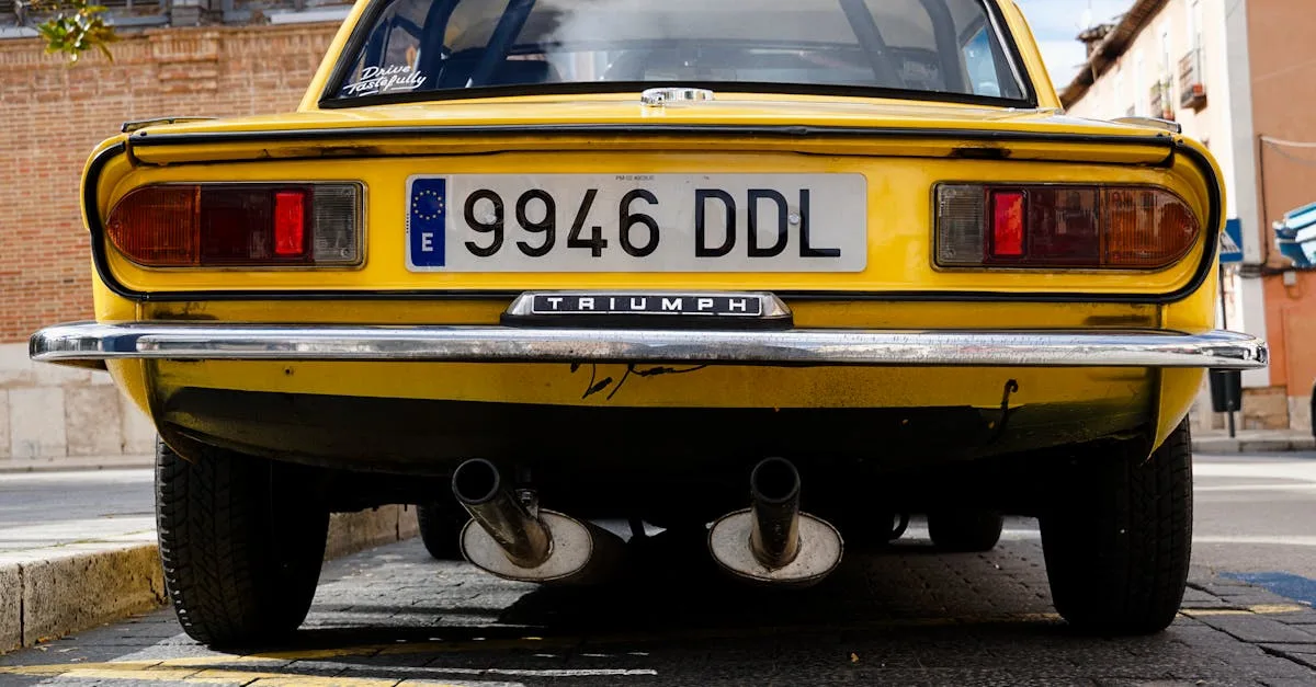 découvrez le démarrage d'une voiture de collection avec une fumée d'échappement classique, symbole d'authenticité et de puissance vintage.