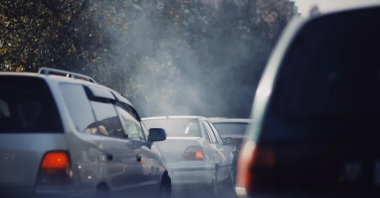 découvrez le démarrage d'une voiture classique avec la fumée caractéristique de son échappement, symbole de puissance et d'authenticité automobile.