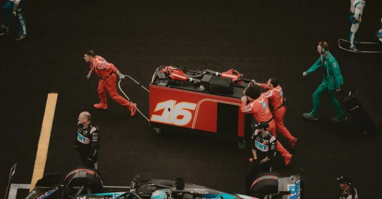 la formule 1 en deuil : hommage aux figures marquantes et moments tragiques du sport automobile.