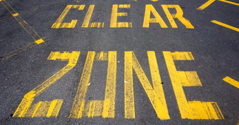 découvrez tout ce qu'il faut savoir sur les zones à faibles émissions : critères, villes concernées, règles de circulation et conseils pour réduire l'impact environnemental.