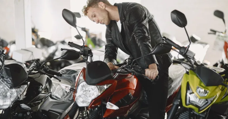 découvrez comment tester une batterie de moto sans appareil spécialisé grâce à des méthodes simples et efficaces, pour assurer le bon fonctionnement de votre véhicule.