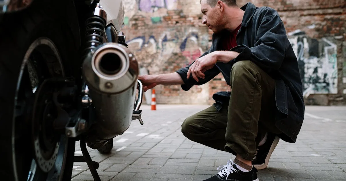 guide complet sur l'entretien de la moto : conseils pratiques, astuces et étapes essentielles pour assurer la longévité et la performance de votre deux-roues.