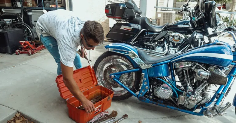 guide complet d'entretien de moto : conseils pratiques pour garder votre moto en parfait état, assurer votre sécurité et prolonger sa durée de vie.