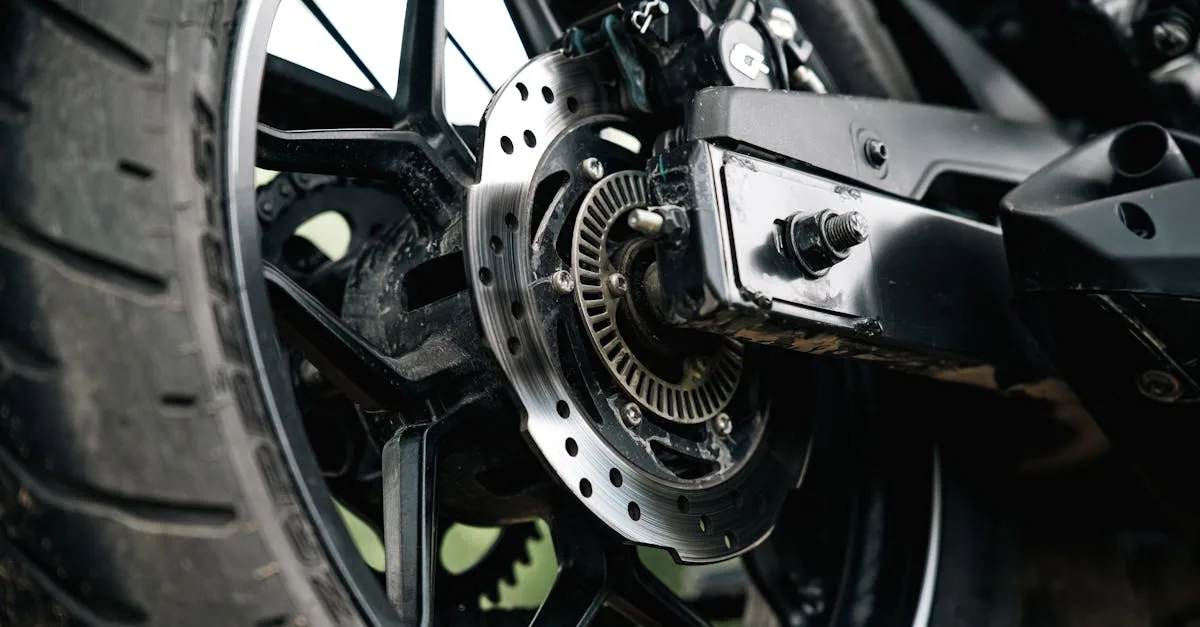 découvrez les causes et solutions des fissures sur les pneus de moto pour assurer votre sécurité et prolonger la durée de vie de vos pneus.