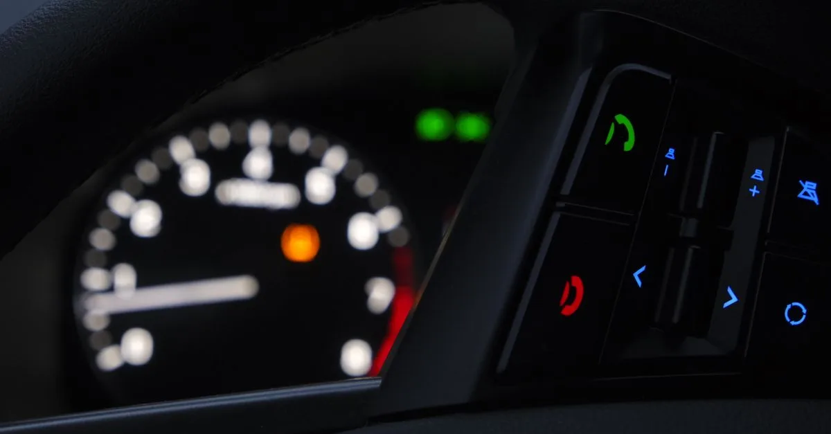 découvrez la signification des voyants d'alerte du tableau de bord de la dacia sandero pour assurer votre sécurité et l'entretien optimal de votre véhicule.