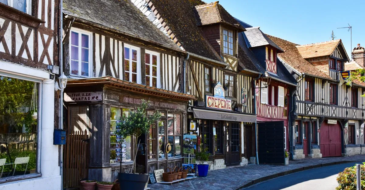 découvrez la gastronomie normande, riche en saveurs authentiques et produits locaux d'exception, entre fromages, fruits de mer et spécialités traditionnelles.