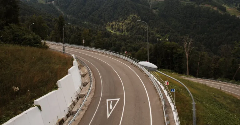 radarbot est une application de détection de radars et d'alerte en temps réel, conçue pour améliorer la sécurité routière et éviter les contraventions.