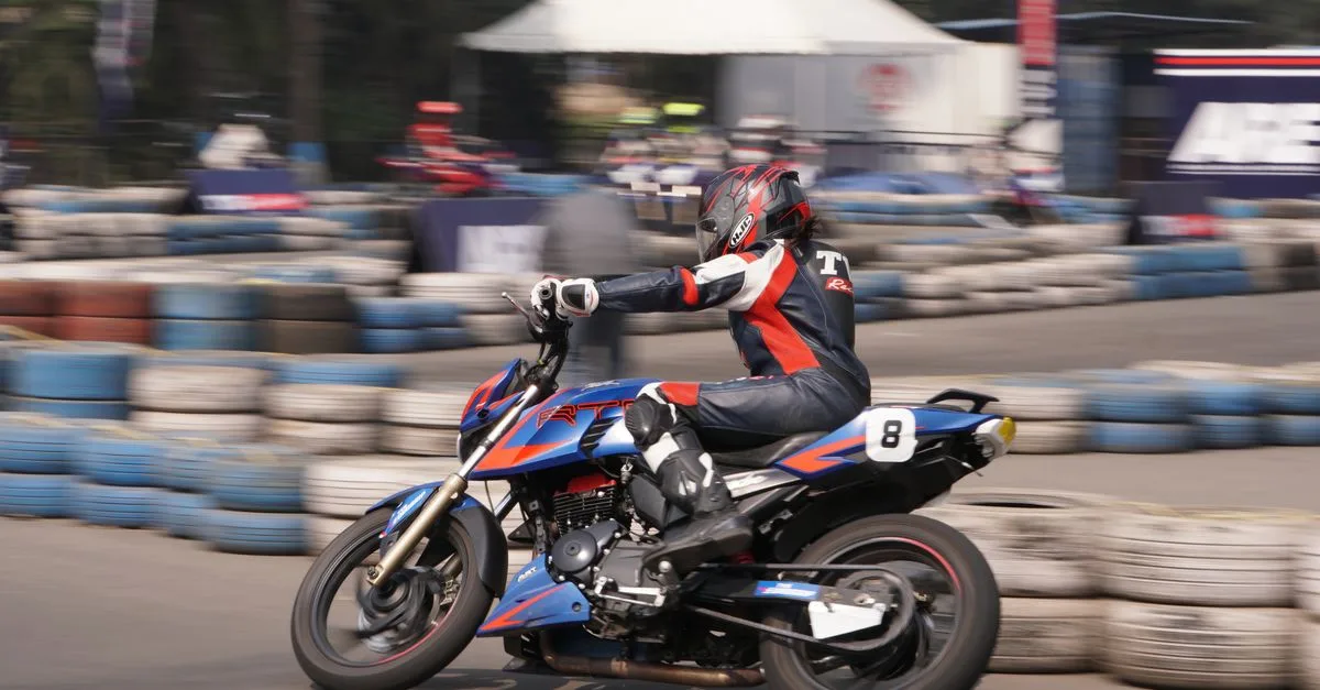 découvrez le poids minimum réglementaire des motos en motogp, ses implications sur la performance et les règles actuelles de la compétition.