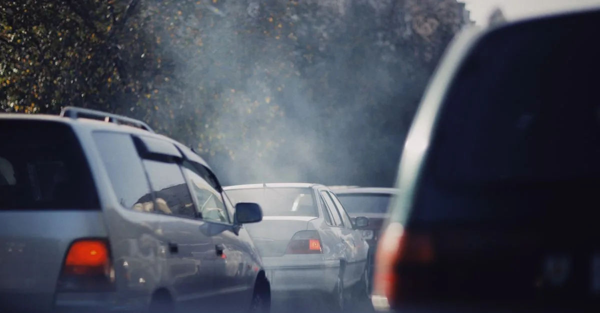 découvrez les causes, les symptômes et les solutions pour une défaillance du système de contrôle des émissions afin de protéger votre véhicule et l'environnement.