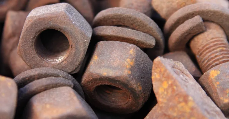 découvrez les causes, les risques et les solutions pour la corrosion du sous-châssis afin d'assurer la sécurité et la durabilité de votre véhicule.