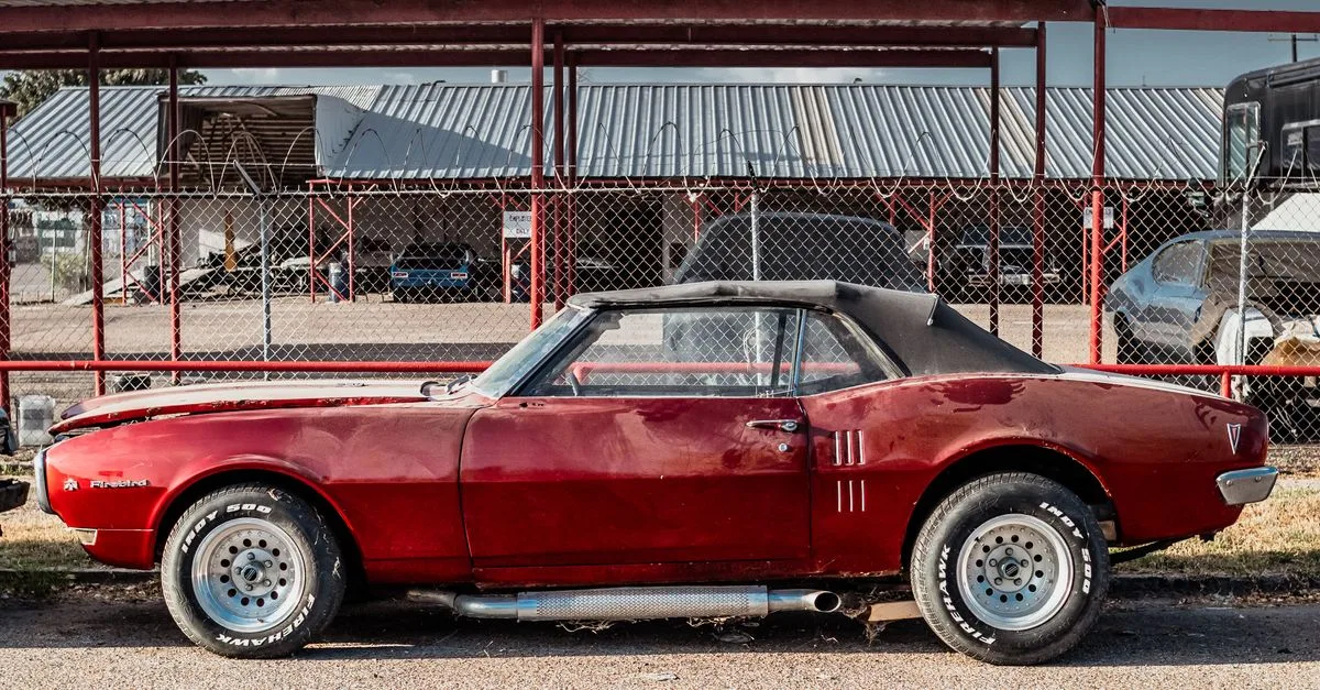 découvrez l’ordre de démontage de la carrosserie d’une voiture classique, avec les étapes clés et les précautions à prendre avant sa restauration.