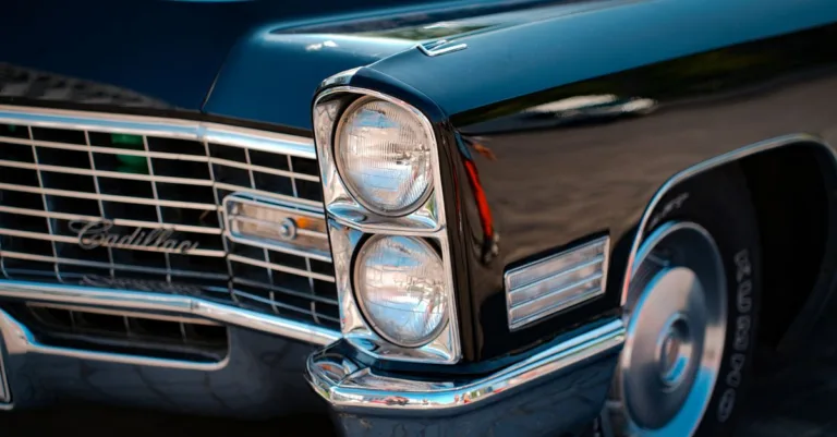 découvrez comment établir le budget d’une restauration de voiture ancienne : coûts des pièces, main-d’œuvre, imprévus et conseils pour maîtriser vos dépenses.